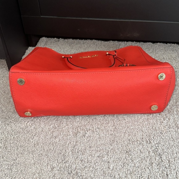 Beautiful well maintained Michael Kors handbag with strap - Picture 7 of 12